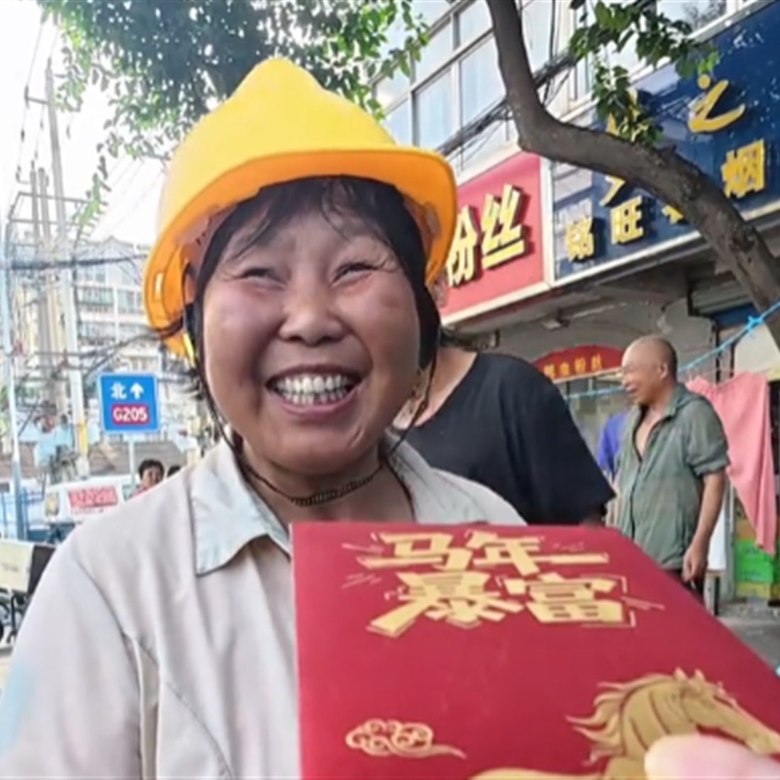 Viral Nanjing Aunt Wins Hearts After Cooking Her Late Son's Favorite Fish for a Stranger