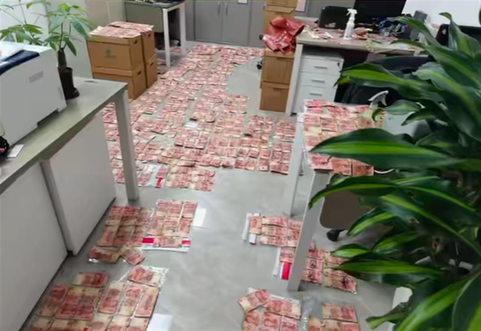 Man Gets 82,000 Yuan Back After Rain and Sun Turn 100,000 Yuan Cash Into Moldy Brick