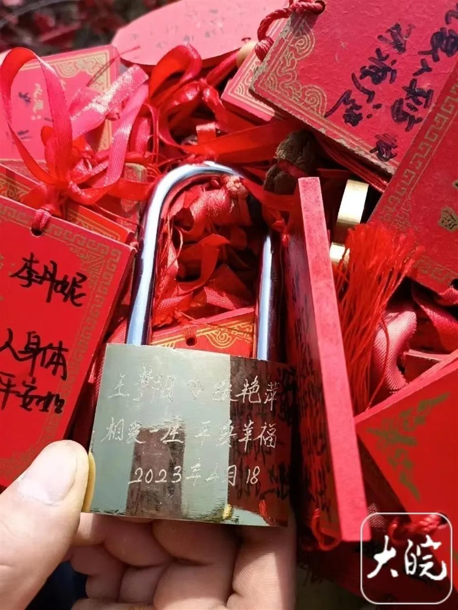Love Lock on Mountain Reunites Online Stranger With Couple and Their Baby 3 Years Later