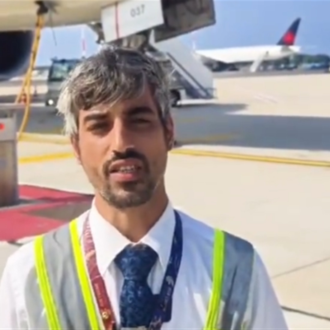 Italian Airport Staffer Stuns Chinese Travelers with Perfect Beijing Accent