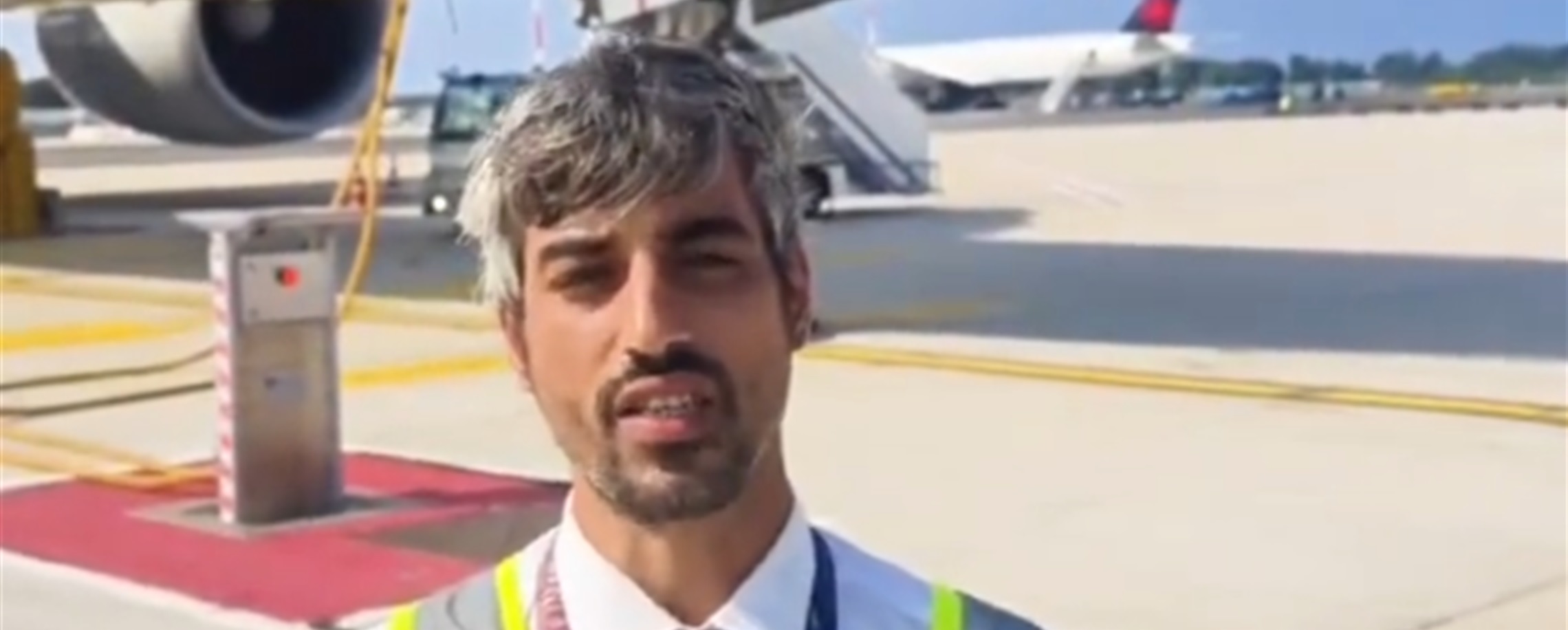 Italian Airport Staffer Stuns Chinese Travelers with Perfect Beijing Accent