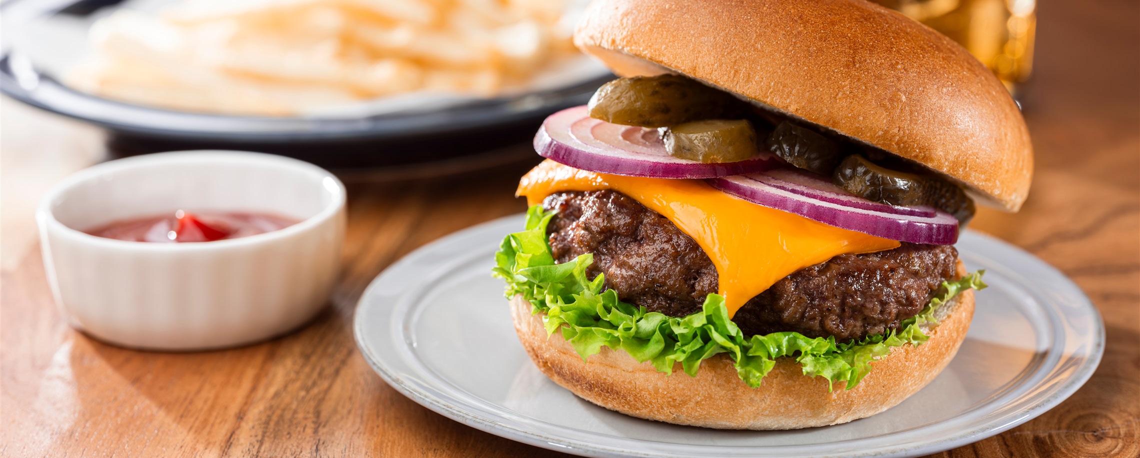 Zhengzhou Burger Shop Wins Praise for Refunding Every Customer, Even 1-Yuan Balances, Before Closing