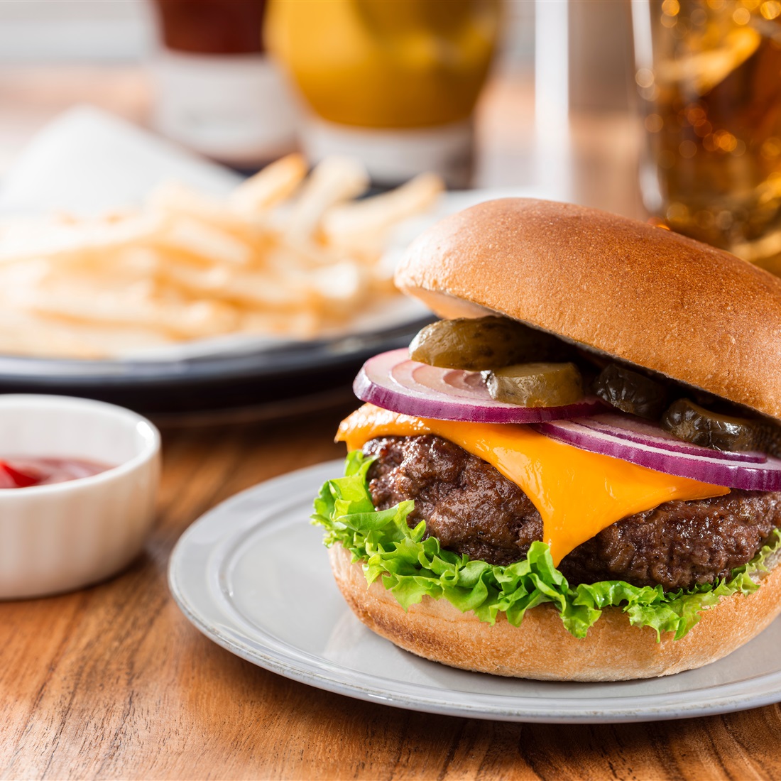 Zhengzhou Burger Shop Wins Praise for Refunding Every Customer, Even 1-Yuan Balances, Before Closing