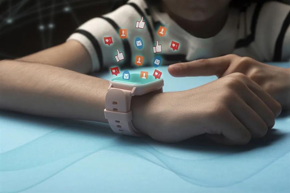 Chinese Parents Alarmed as Children Join 10+ Online Groups Through Smartwatches and Phones