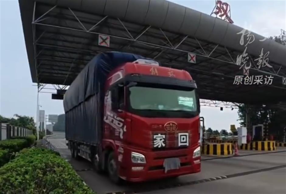 4 Truckers Drive 1,000km to Return Dead Driver's Vehicle to Family