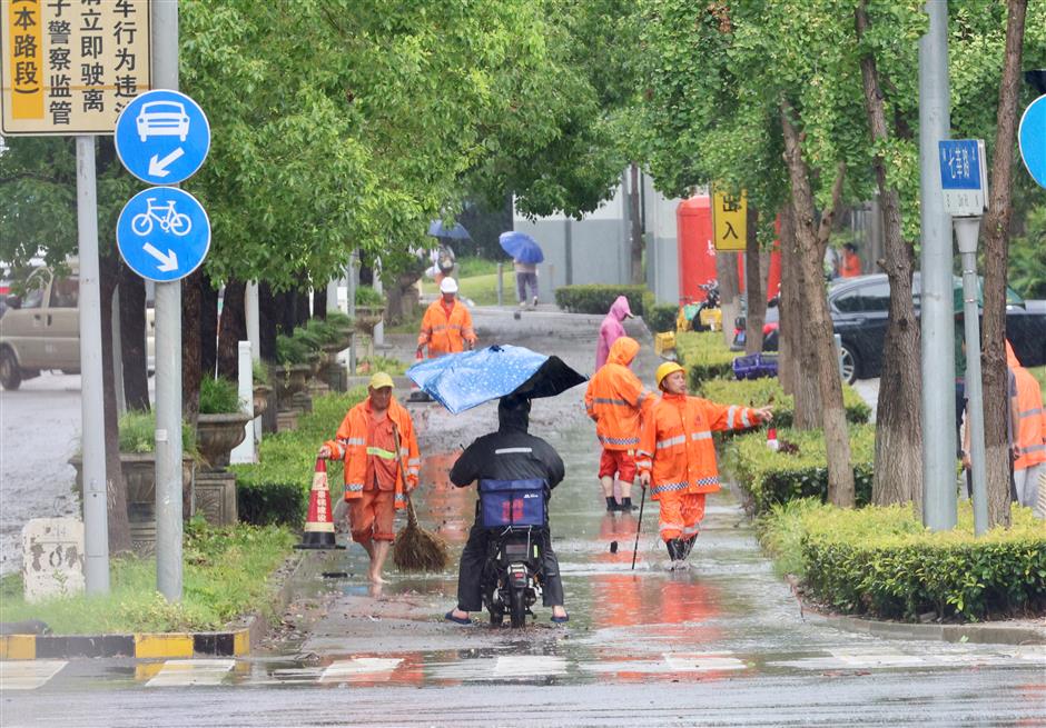 [Weather] Shanghai Bears Brunt of Rain, Wind as Typhoon Dolphin Makes Landfall