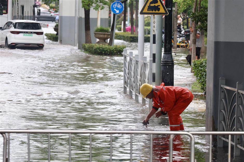 [Weather] Shanghai Bears Brunt of Rain, Wind as Typhoon Dolphin Makes Landfall