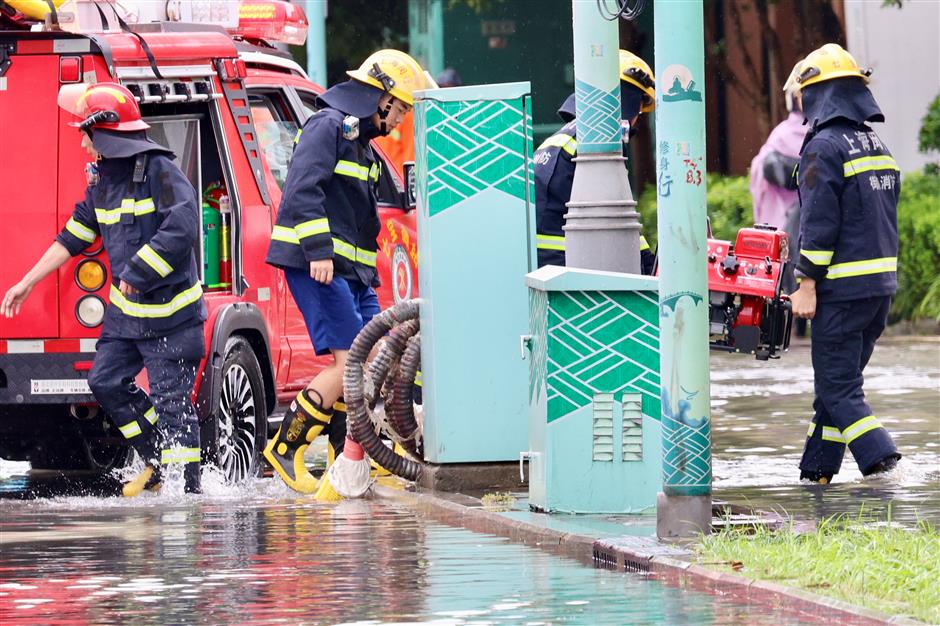 [Weather] Shanghai Bears Brunt of Rain, Wind as Typhoon Dolphin Makes Landfall