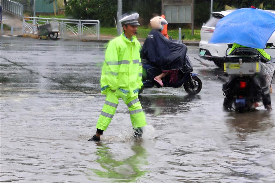 [Weather] Shanghai Bears Brunt of Rain, Wind as Typhoon Dolphin Makes Landfall