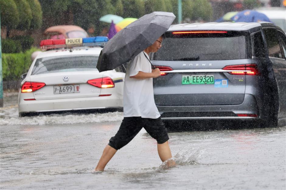 [Weather] Shanghai Bears Brunt of Rain, Wind as Typhoon Dolphin Makes Landfall