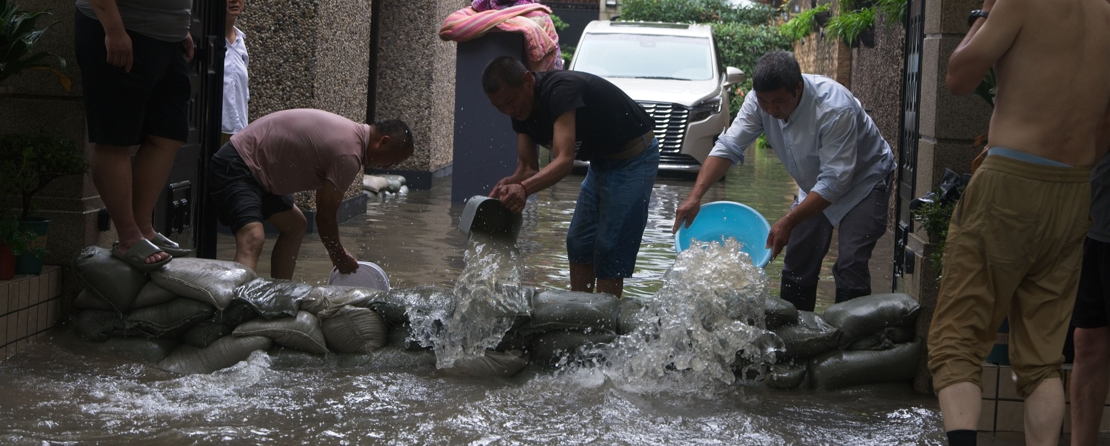 Typhoon Dolphin Floods Shanghai, Forces Mass Evacuations and Transit Suspensions