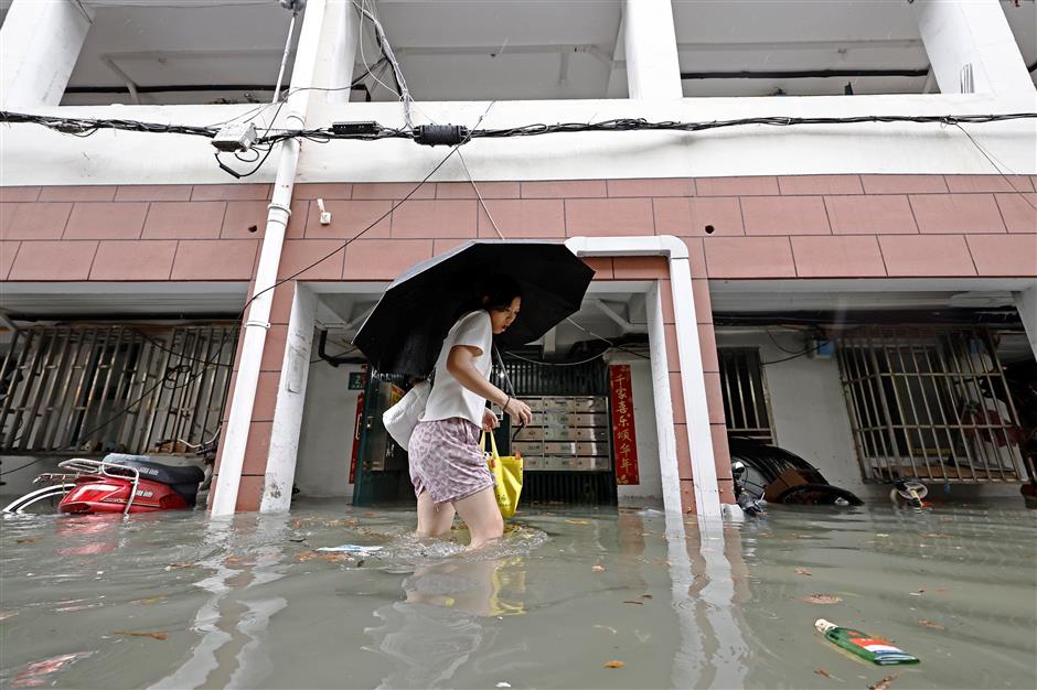Typhoon Dolphin Floods Shanghai, Forces Mass Evacuations and Transit Suspensions