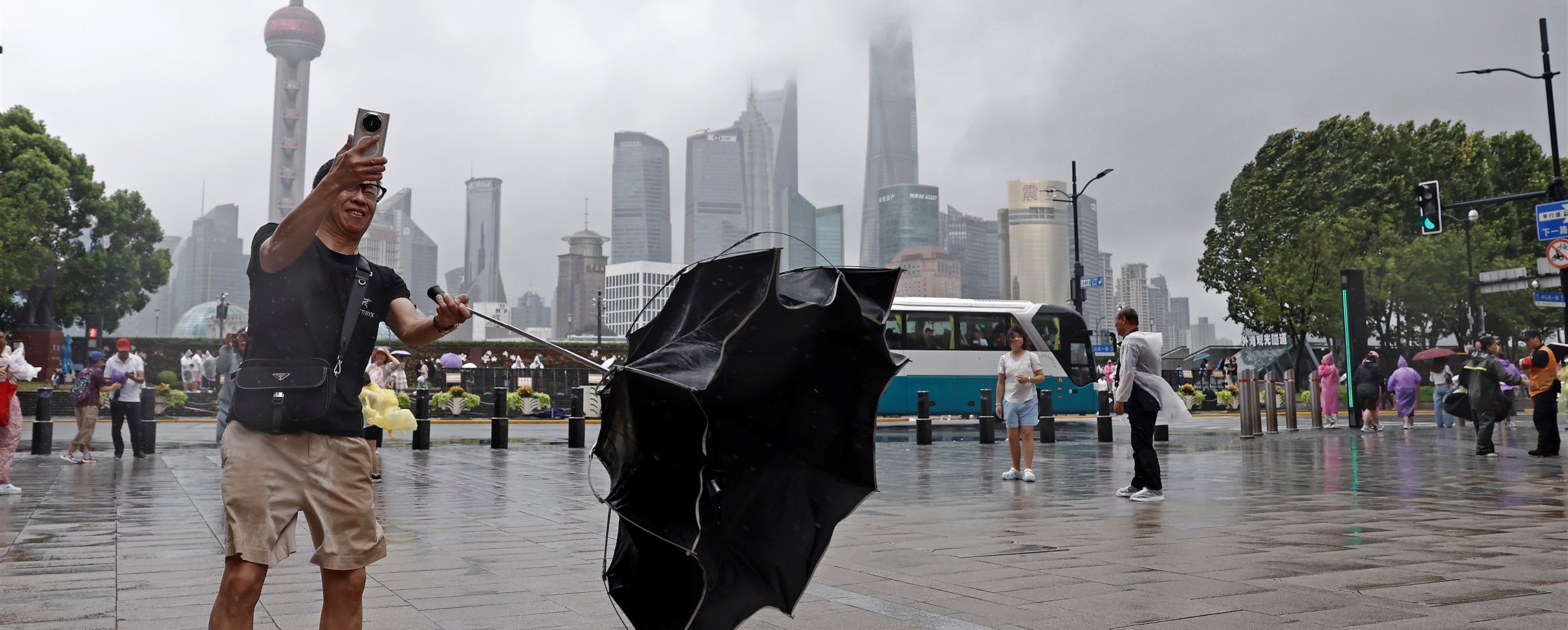 [Quick News] Red Rainstorm Alert in Jinshan, More Shanghai Districts Stay on Orange, Flood Risk Warning