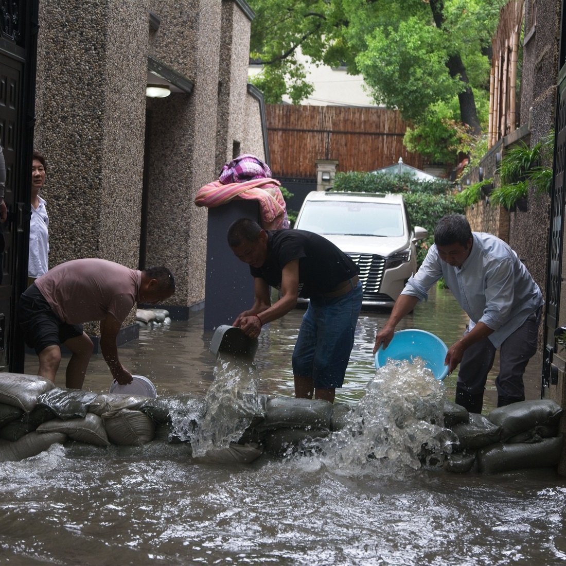 Typhoon Dolphin Floods Shanghai, Forces Mass Evacuations and Transit Suspensions
