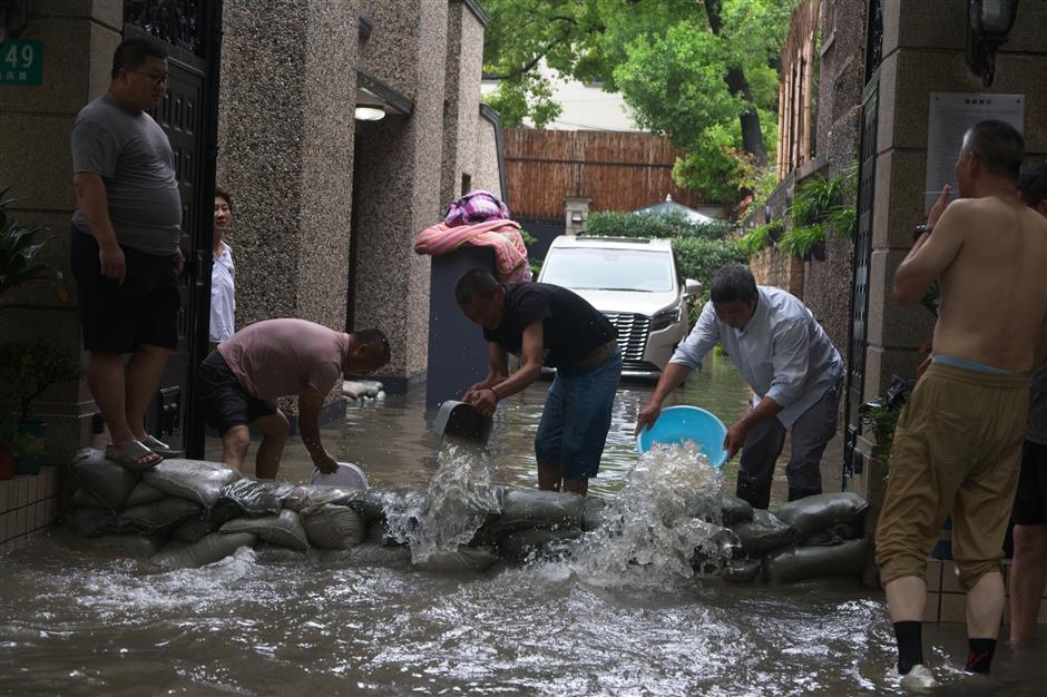 Typhoon Dolphin Floods Shanghai, Forces Mass Evacuations and Transit Suspensions