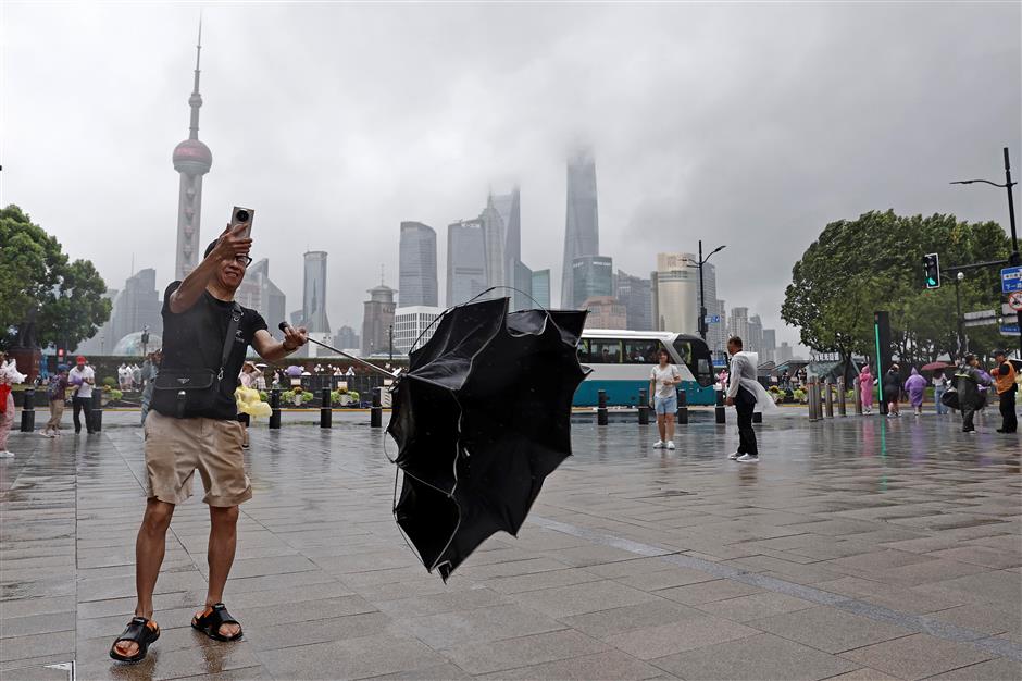 [Quick News] Red Rainstorm Alert in Jinshan, More Shanghai Districts Stay on Orange, Flood Risk Warning