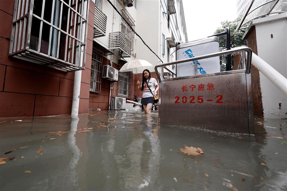 [Quick News] Red Rainstorm Alert in Jinshan, More Shanghai Districts Stay on Orange, Flood Risk Warning