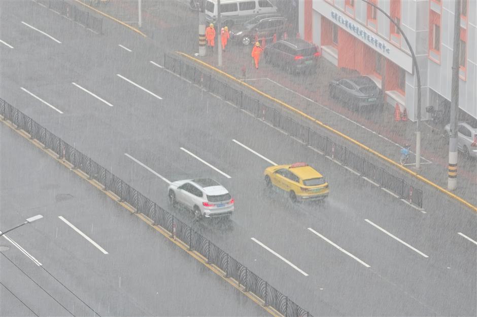 [Quick News] Red Rainstorm Alert in Jinshan, More Shanghai Districts Stay on Orange, Flood Risk Warning