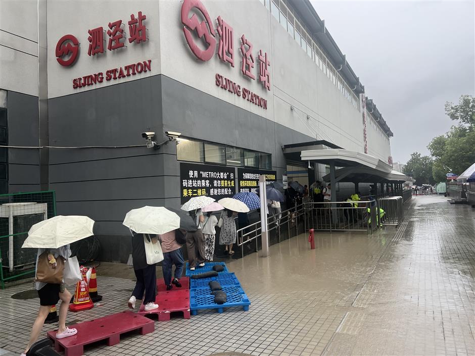 [Quick News] Red Rainstorm Alert in Jinshan, More Shanghai Districts Stay on Orange, Flood Risk Warning