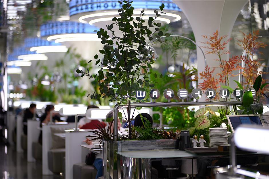 We Went to That Viral Chinese Restaurant Filled With Mirrors