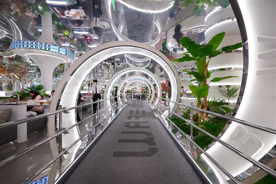 We Went to That Viral Chinese Restaurant Filled With Mirrors