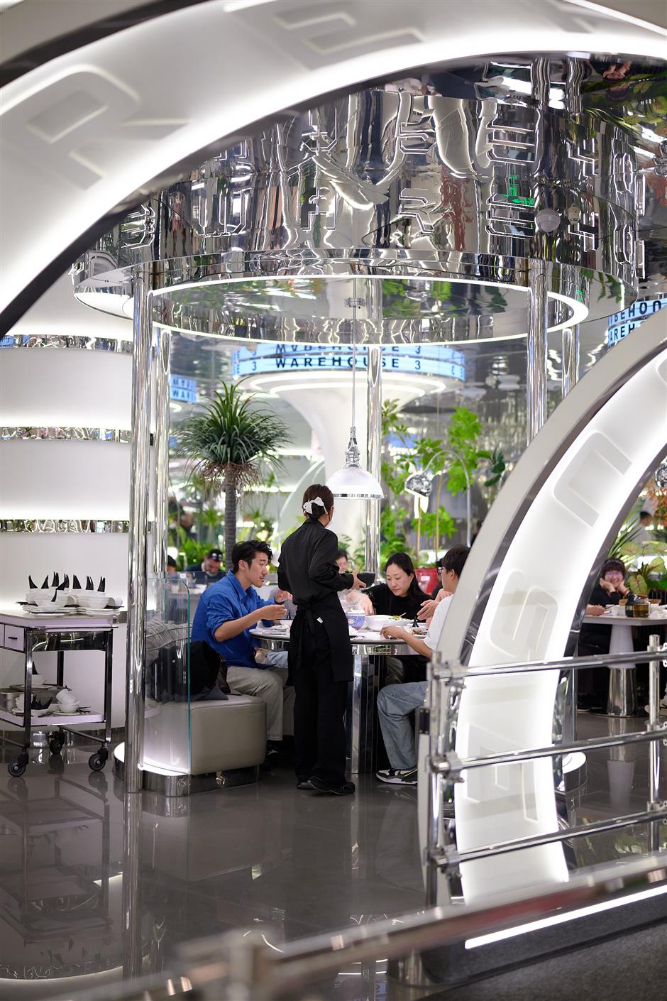 We Went to That Viral Chinese Restaurant Filled With Mirrors