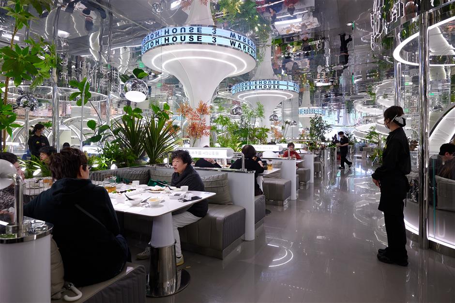 We Went to That Viral Chinese Restaurant Filled With Mirrors