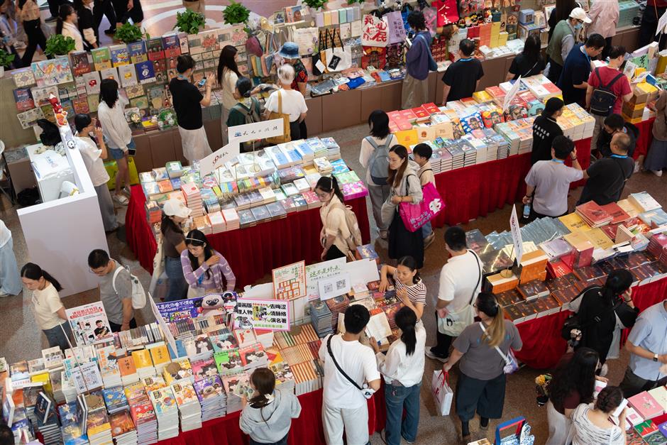 Rain Can't Dampen Enthusiasm for Shanghai Book Fair