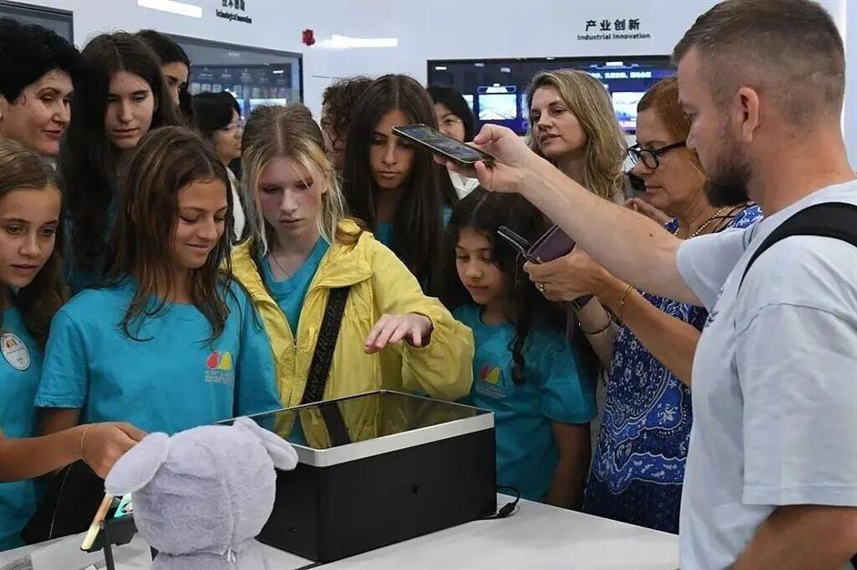 [Current Trends] Tourists Pay Top Dollar for a Front-Row Look at China's Tech Boom
