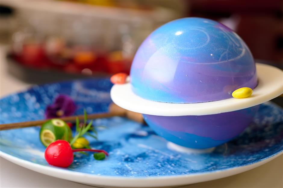 We Went to That Viral Chinese Restaurant Filled With Mirrors