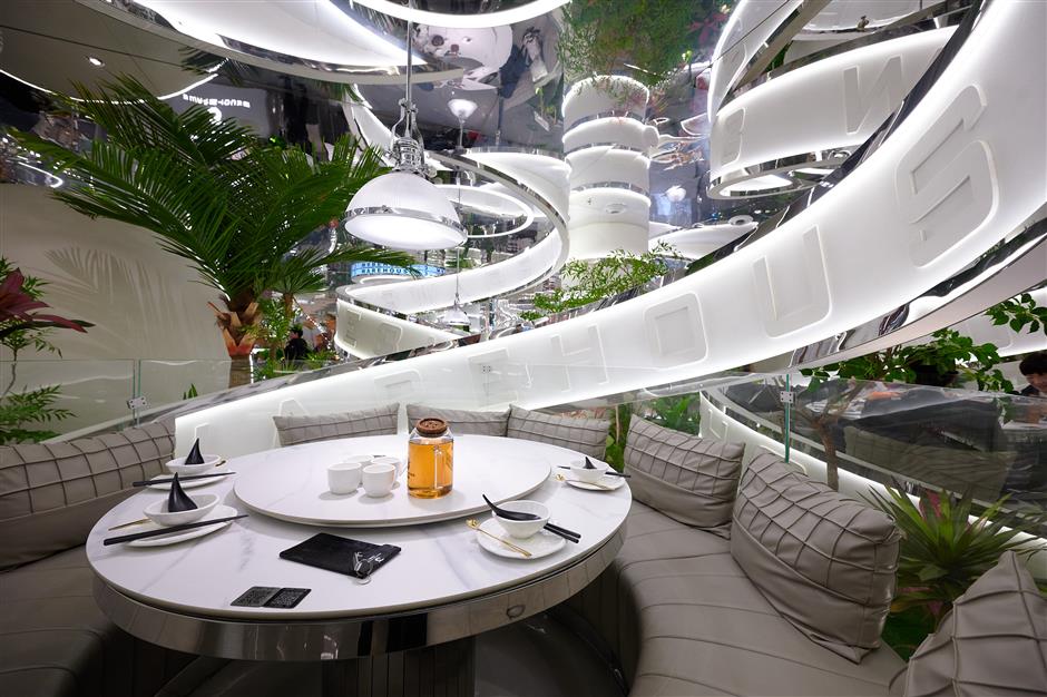 We Went to That Viral Chinese Restaurant Filled With Mirrors