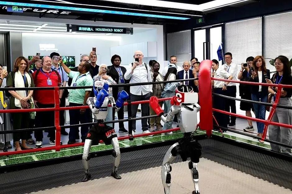 [Current Trends] Tourists Pay Top Dollar for a Front-Row Look at China's Tech Boom