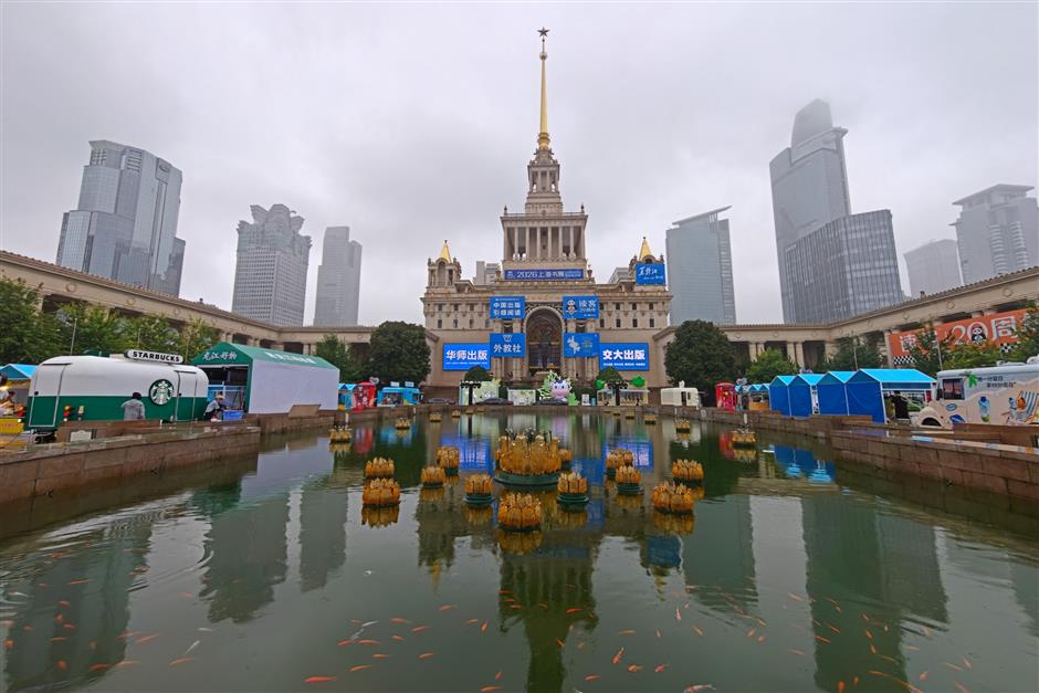 Rain Can't Dampen Enthusiasm for Shanghai Book Fair