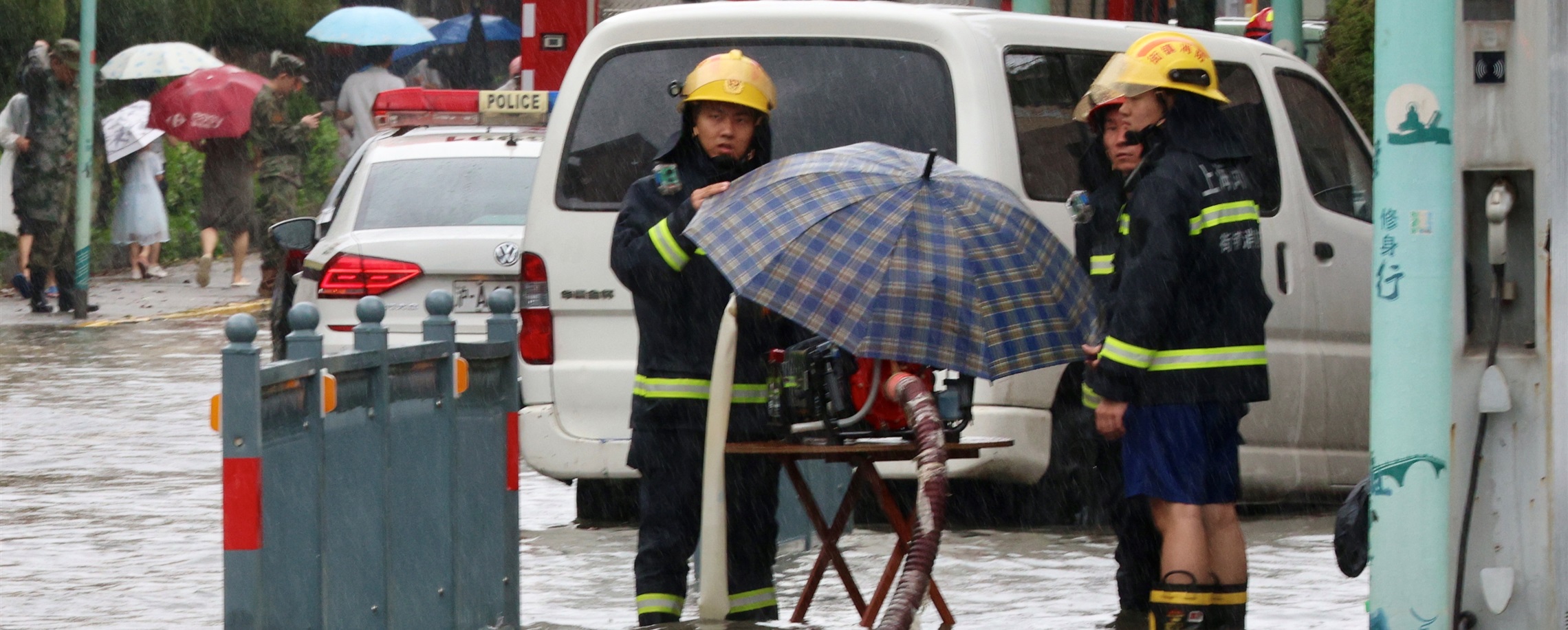 [Quick News] Shanghai Braces for More Downpours as Typhoon Dolphin's Remnants Linger