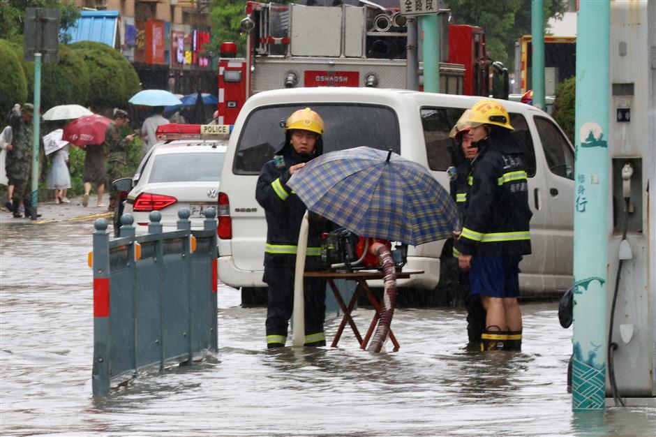 [Quick News] Shanghai Braces for More Downpours as Typhoon Dolphin's Remnants Linger