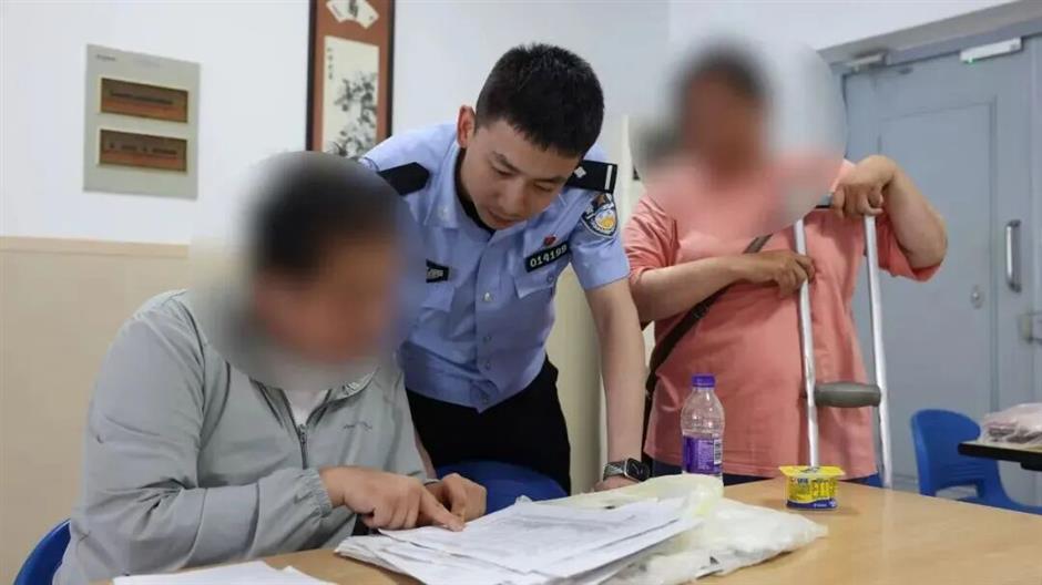 Shanghai Police Help Disabled Mother Find Way Out After Illegal Tricycle Rides