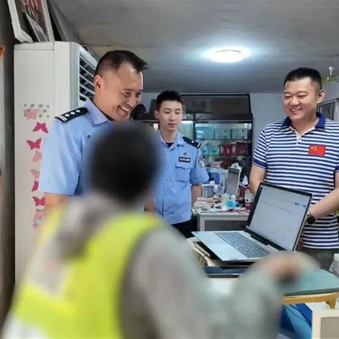 Shanghai Police Help Disabled Mother Find Way Out After Illegal Tricycle Rides