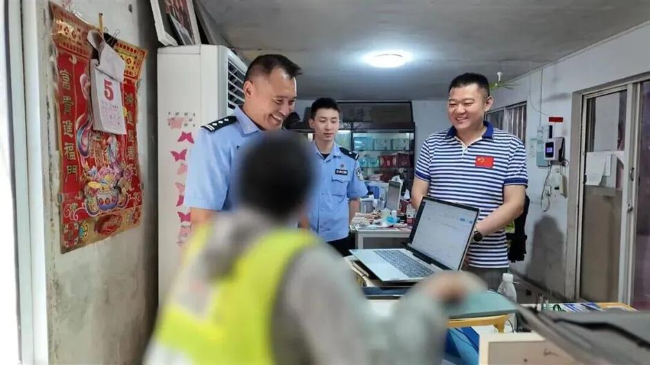 Shanghai Police Help Disabled Mother Find Way Out After Illegal Tricycle Rides