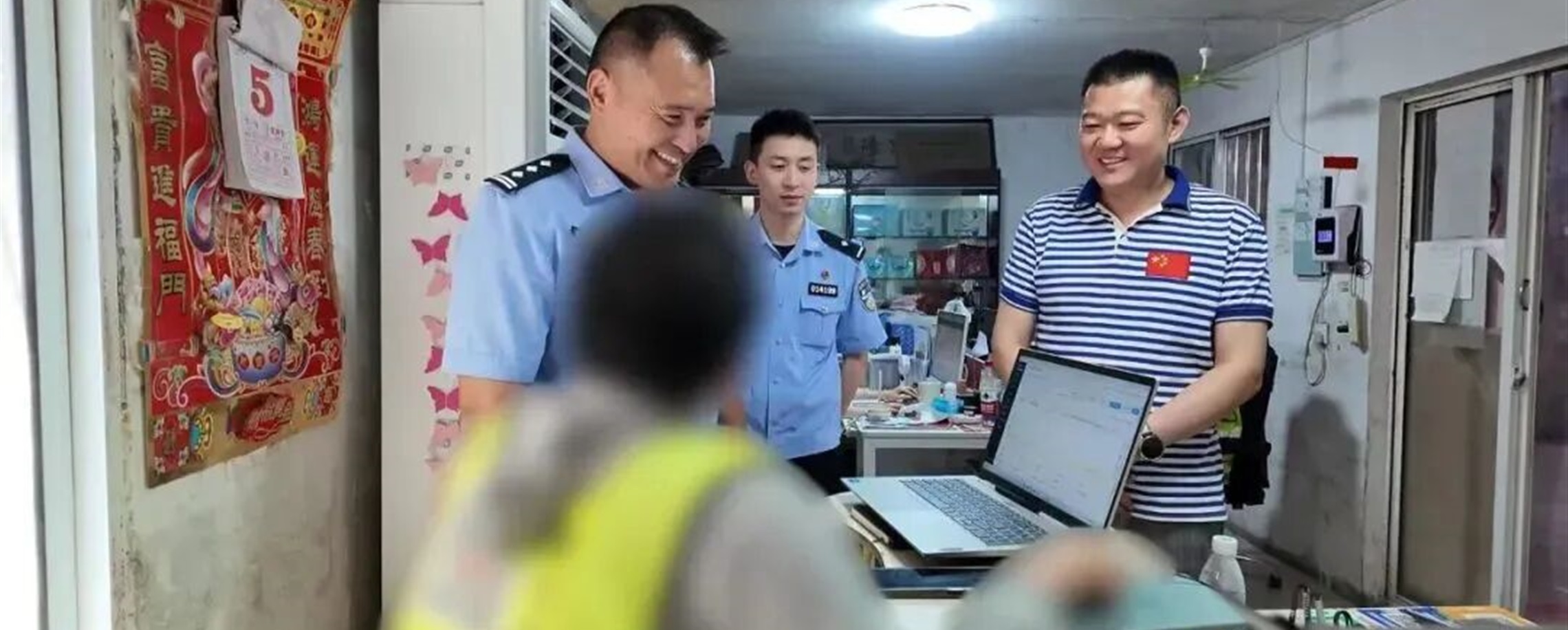 Shanghai Police Help Disabled Mother Find Way Out After Illegal Tricycle Rides