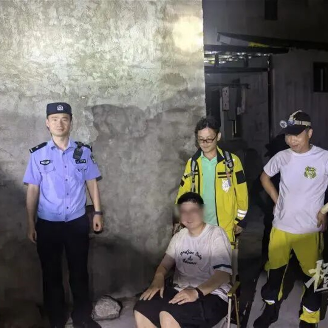 AI Hiking Tip Leaves Suzhou Man Stranded on Hangzhou Mountain