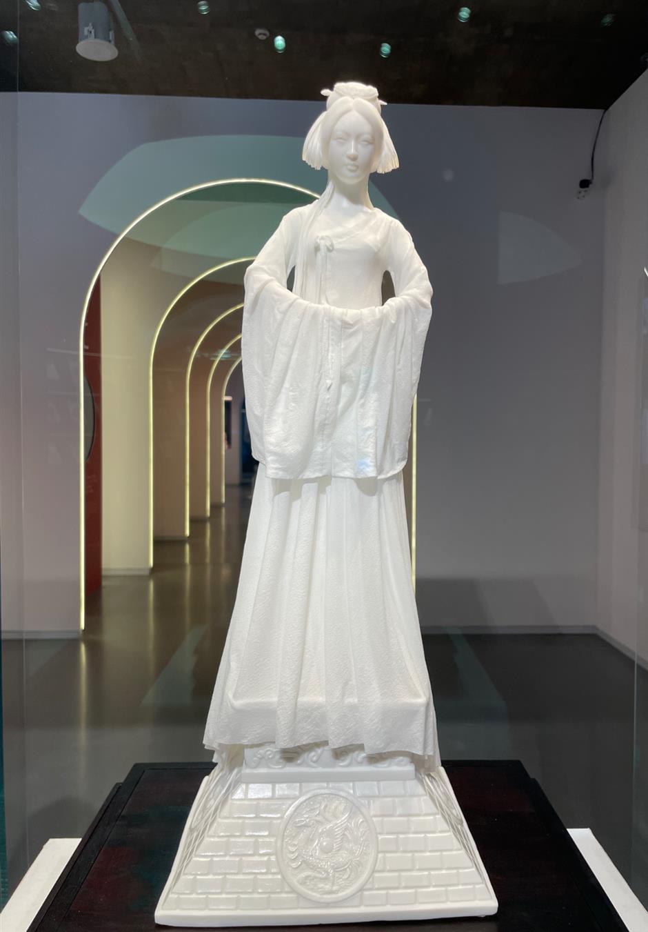 A Father-Son Bet Inspired a Porcelain Masterpiece With 6 Billion Views