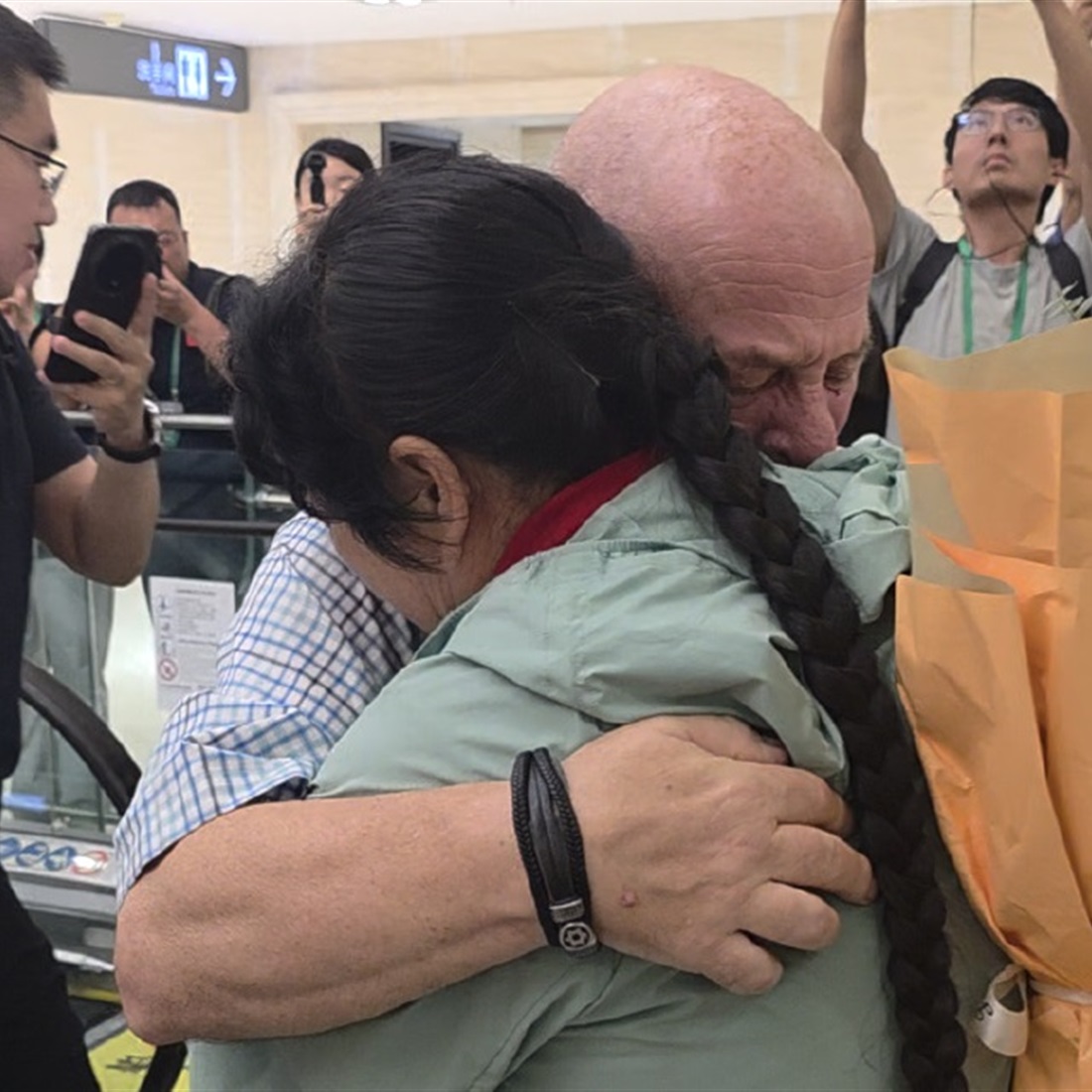 US Teacher Reunites With Chinese Desert Greening Hero After 26 Years
