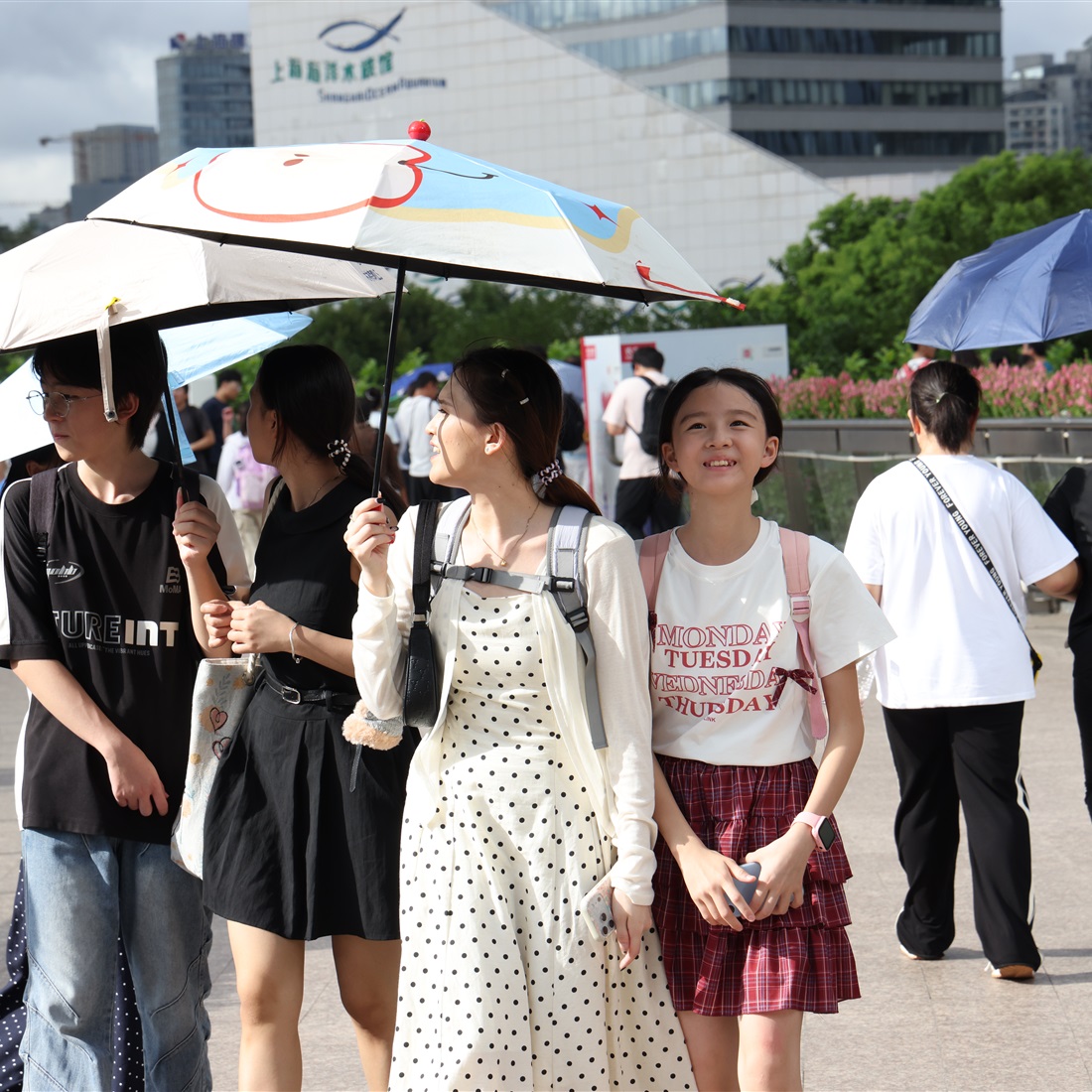 [Weather] Shanghai Stays Hot and Humid as 3 Typhoons Crowd Nearby