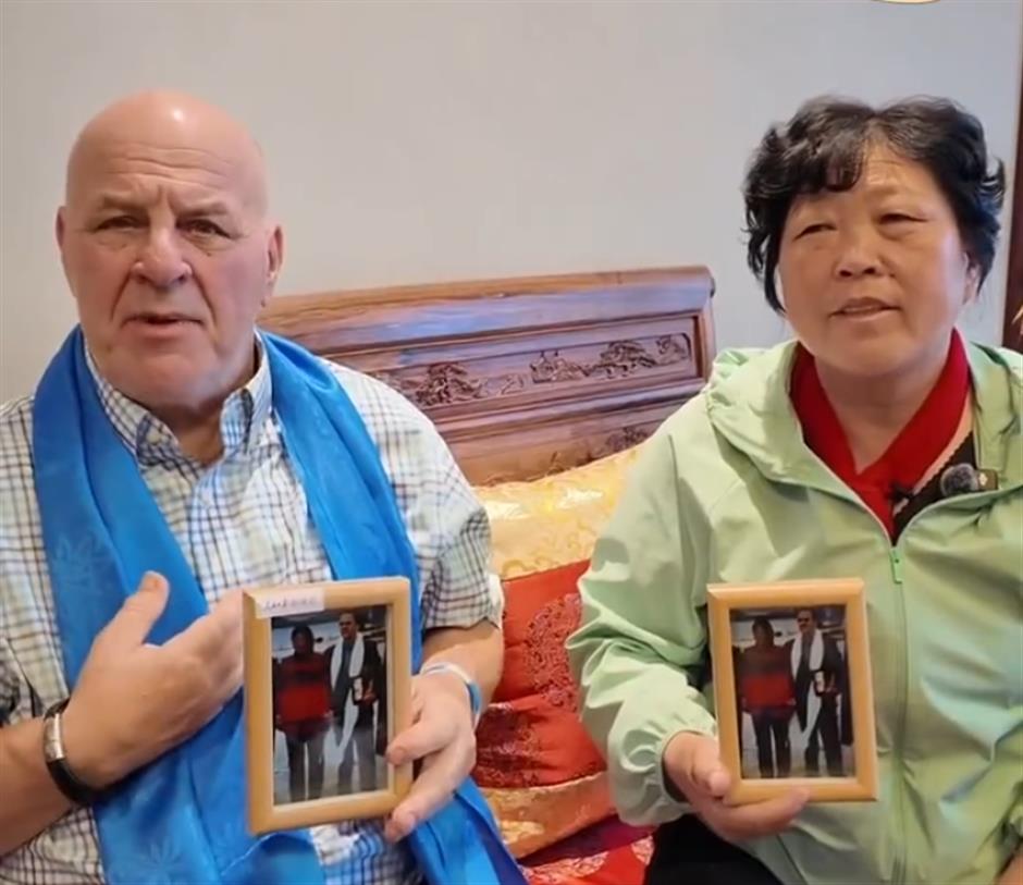 US Teacher Reunites With Chinese Desert Greening Hero After 26 Years
