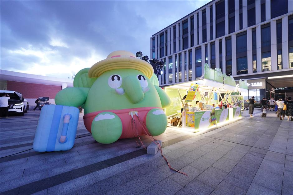 Fashion Season Lights Up Wenzaobang Riverbank