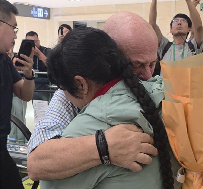 US Teacher Reunites With Chinese Desert Greening Hero After 26 Years