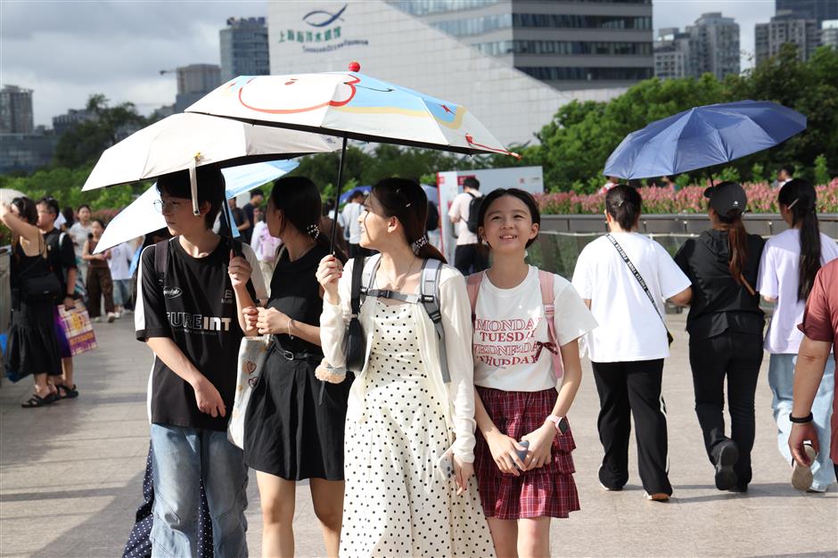 [Weather] Shanghai Stays Hot and Humid as 3 Typhoons Crowd Nearby