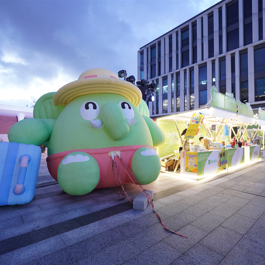 Fashion Season Lights Up Wenzaobang Riverbank