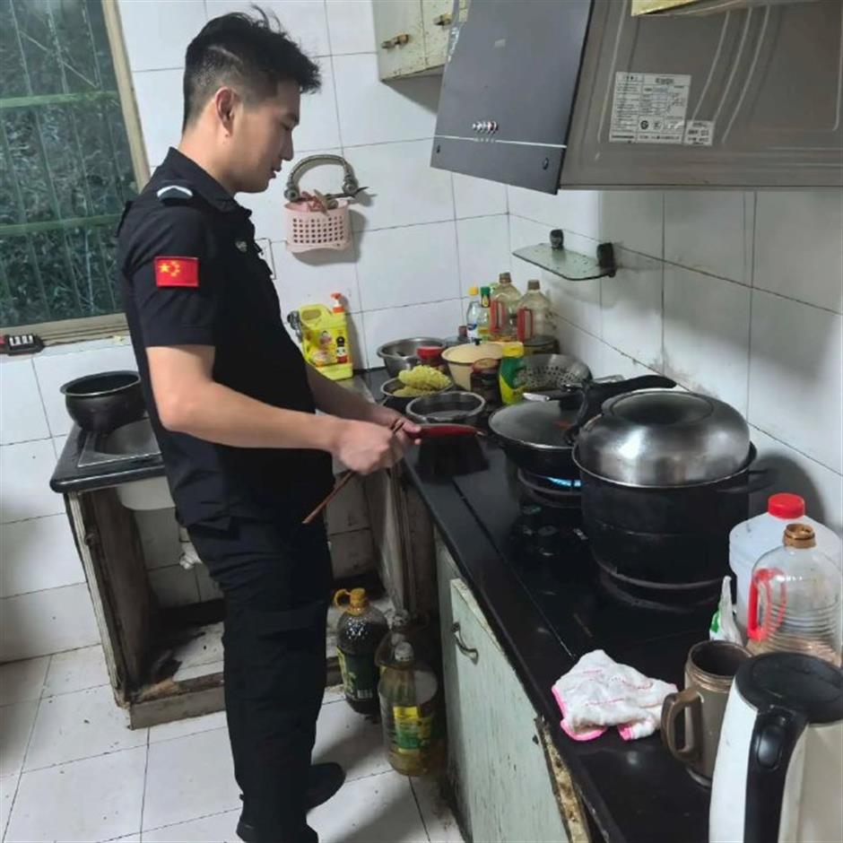 Hungry Children Call Police For Dinner Help In Zhejiang