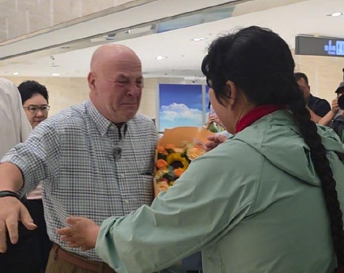 US Teacher Reunites With Chinese Desert Greening Hero After 26 Years
